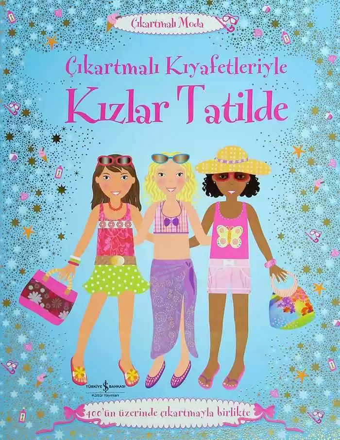 Çıkartmalı Kıyafetleriyle Kızlar Tatilde